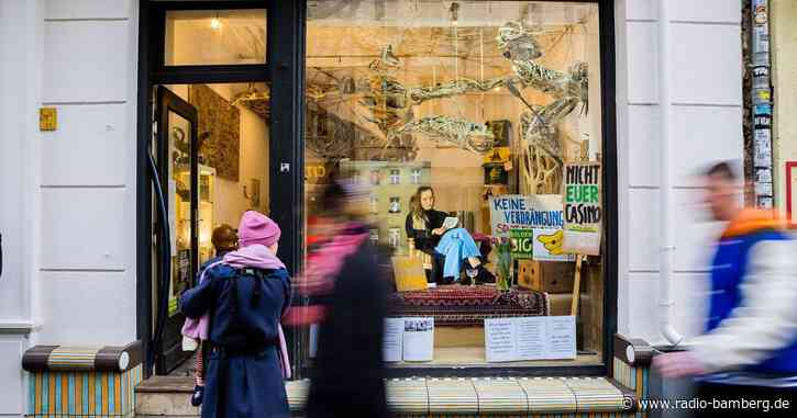 «Suche Wohnung» – Berlinerin setzt sich ins Schaufenster