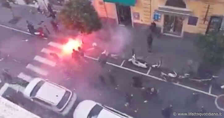 Spezia-Lazio, scontri tra tifosi nelle vie del centro storico: interviene la polizia in tenuta antisommossa – Video
