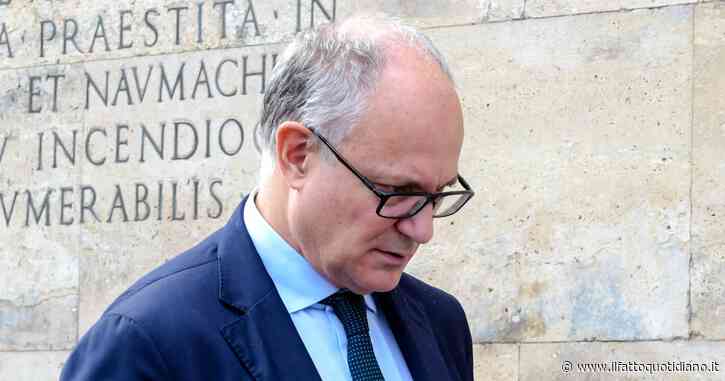 Roma, il sindaco Gualtieri gioca a scopa con lo smartphone durante il Consiglio. E scherza: “Era tresette, relax dopo intervento Raggi”