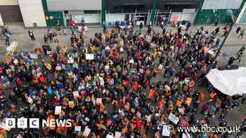 Hundreds of junior doctors gather for demonstration