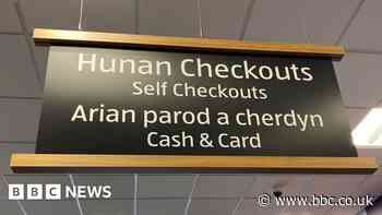 Cowes: Aldi puts up Welsh sign in English store