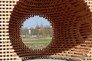 Nach dem Durchschneiden des Bandes gehört die LGS in Höxter den Besuchern