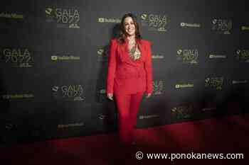 Alanis Morissette invokes 1990s grunge sound with cover of ‘Yellowjackets’ theme