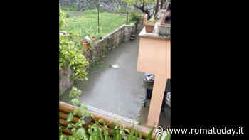 Maltempo,  il dramma delle famiglie di Prati Fiscali: case invase di acqua e liquami