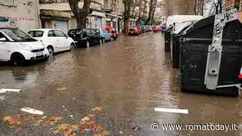 Maltempo a Roma, dieci ore di pioggia battente: disagi sulla metro. Allagamenti in città