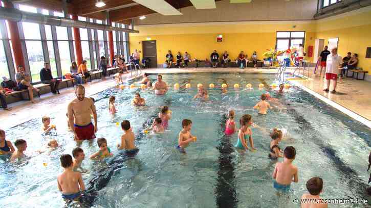 Wer einen Schwimmkurs sucht, kann derzeit baden gehen – Wasserwacht Tacherting schwimmt in Arbeit
