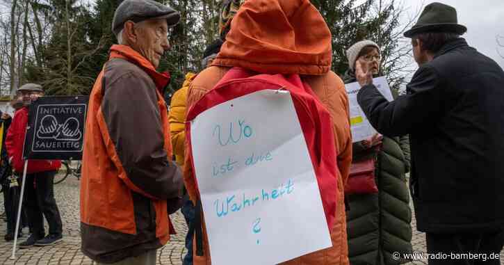 Demonstration vor Gänswein-Lesung in Altötting
