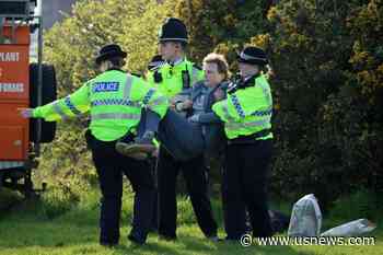 Protesters Delay UK's Grand National Horse Race, 118 Arrested