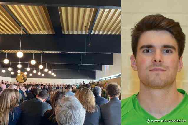 Massa volk neemt afscheid van ex-topvolleyballer Brecht (31): “Ik koester voor altijd die knuffel die je mij nog gaf”