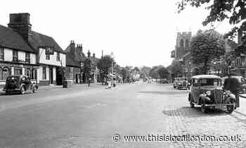 Glimpse of Epping High Street in 1950s with White Lion  pub from 1790s