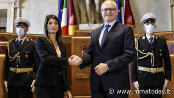 Gualtieri e il tresette in aula, Raggi all'attacco: "Che pena, dovrebbe vergognarsi"