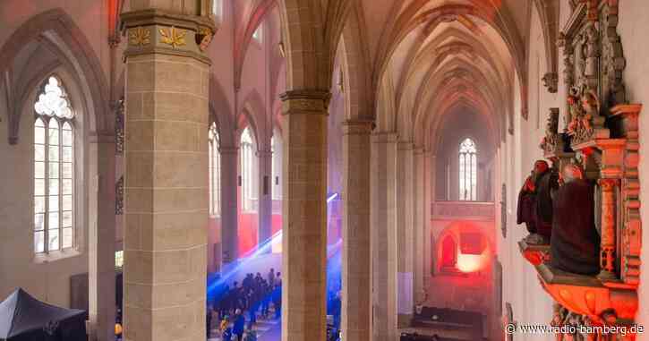 «Rave like God»: 700 Gäste tanzen in Kirche zu Techno-Musik