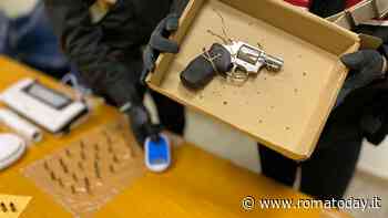 Nervoso ad un controllo, si fa trovare con cocaina, armi e munizioni