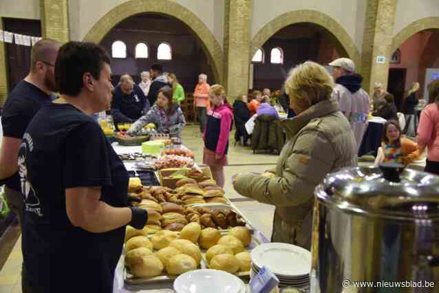 250 buurtbewoners ontbijten in kerk ’t Kroës