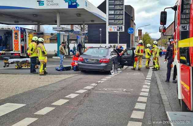 FW Grevenbroich: Zwei Verkehrsunfälle in zwei Stunden / PKW überschlagen - Zusammenstoß vor der Tankstelle