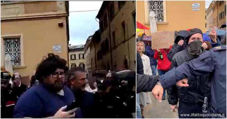 Adinolfi presenta il libro ‘Contro l’aborto’ in una chiesa di Jesi e viene contestato. Lui: “Colpa della consigliera del Pd che aizza i violenti”