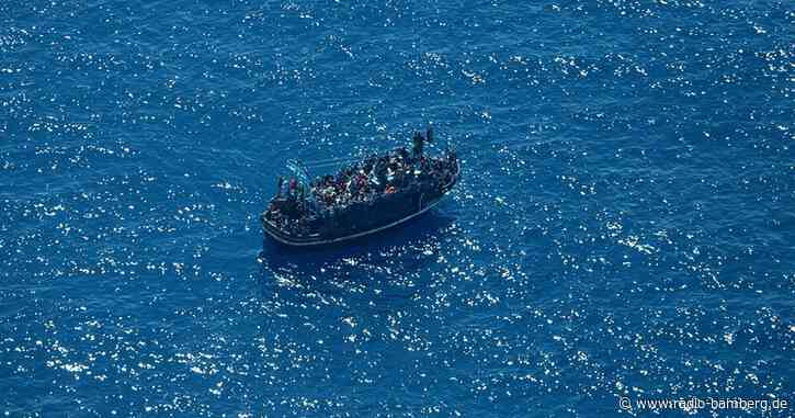 Italiens Küstenwache rettet 600 Migranten von Fischerboot