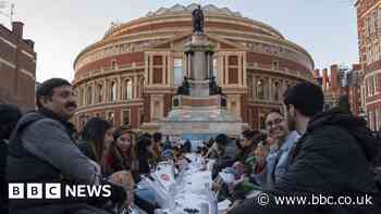 Ramadan: Cathedrals, museums and stadiums host iftar meals