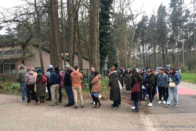 Vijftig ouders kamperen voor schaarse plaatsen in school voor bijzonder onderwijs: “De overheid moet dringend iets doen”