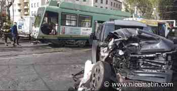 Le spectaculaire accident de voiture d'un joueur de foot italien percuté par un tramway