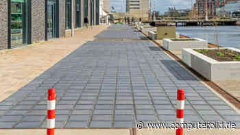 Erneuerbare Energien: Fußweg und Hausfassade erzeugen Solarstrom