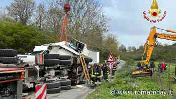 Scontro tra due mezzi pesanti, camionista estratto dalle lamiere. È grave