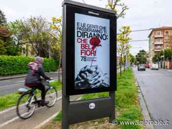 Maxischermi con "Bella ciao". La provocazione di Santori contro il governo