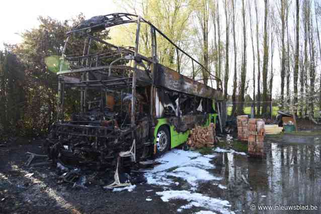 Bus op parking achter bedrijf brandt uit