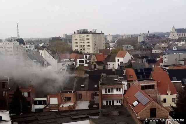 Uitslaande brand vernielt drie daken vlak bij Mechelse vesten: “Het vuur is razendsnel kunnen uitbreiden”