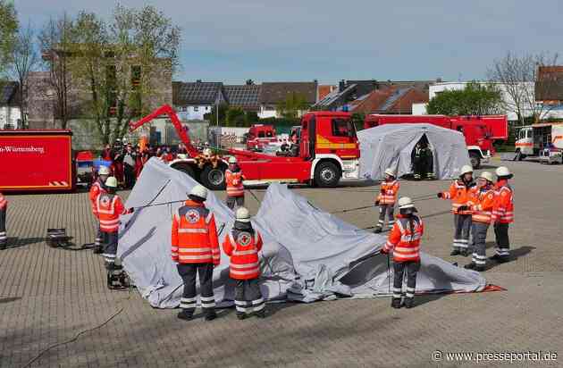 FW-KA: DekonV 50 Einheit Karlsruhe-Land beübt die Dekontamination von vielen Verletzten.