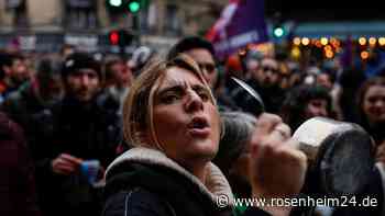 Macron verteidigt Rentenreform in TV-Ansprache – Topfdeckel-Protest auf den Straßen