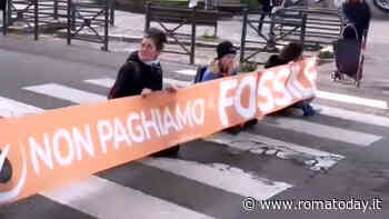 Blitz degli ambientalisti: seduti in terra bloccano Ponte Milvio