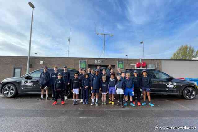 Tennisspelertjes carpoolen in stijl naar toernooi