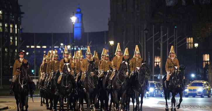 Hunderte Militärangehörige proben nachts Krönungsparade