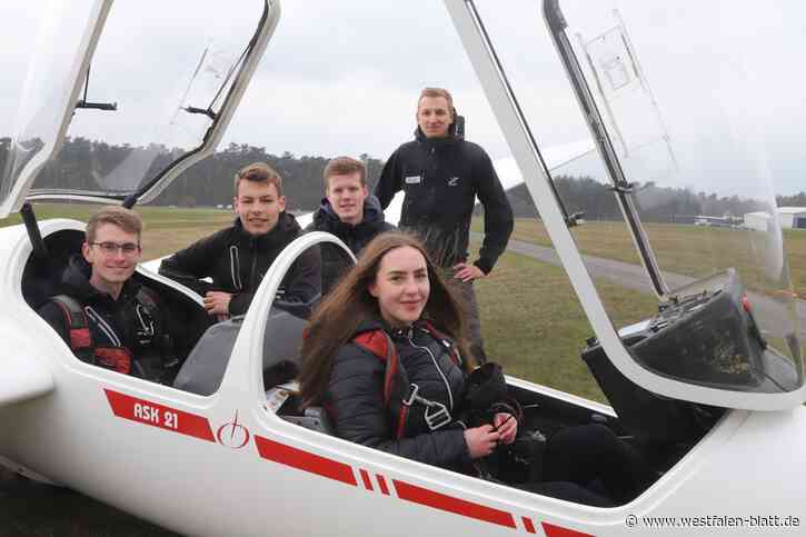 Lautlos trägt die Thermik durch die Wolken