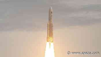 Watch Europe's Jupiter-bound JUICE spacecraft speed away from Earth in these photos by amateur astronomers