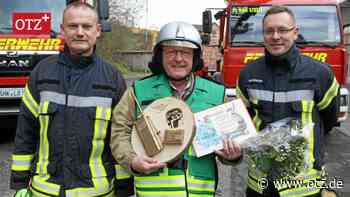 Goldenes Funkgerät und Ehrenspalier: Abschied bei der Kahlaer Feuerwehr