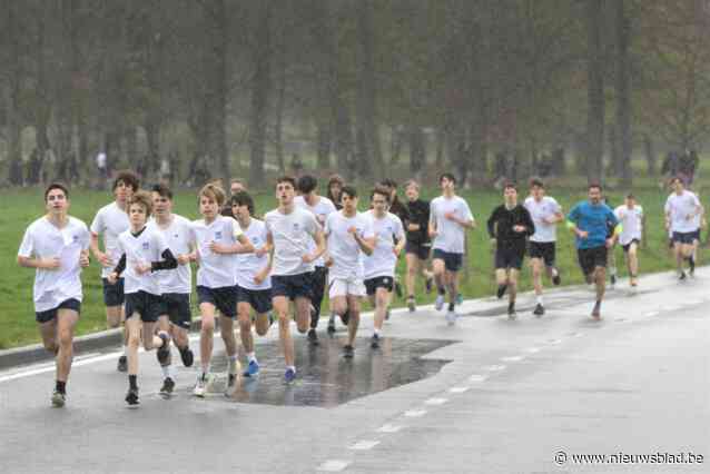 Leerlingen Sint-Franciscusinstituut trotseren gietende regen voor goede doel