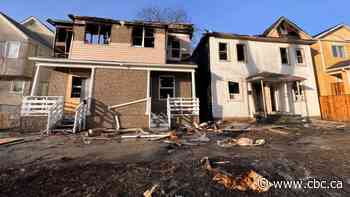 Early morning fire destroys 2 duplexes in Winnipeg