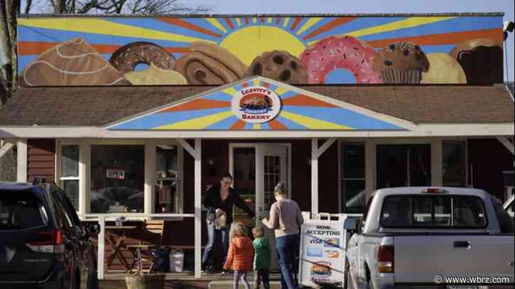 Pastry artwork pits bakery against town in free speech suit