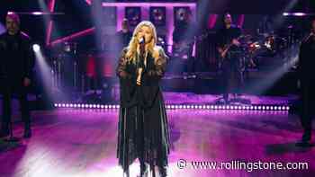 Kelly Clarkson Delivers Dazzling Choir-Backed Performance of New Single ‘Mine’