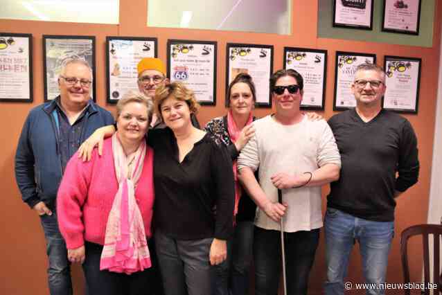 Toneelvereniging V.S.O.P. Plansjee schenkt opbrengst komedie ‘Blind Getrouwd’ aan maatwerkbedrijf Nektari