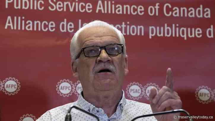 As federal workers threaten to strike, tonight’s deadline for a deal looms large