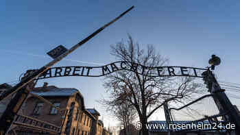 Touristin posiert lächelnd vor KZ Auschwitz und erntet Kritik