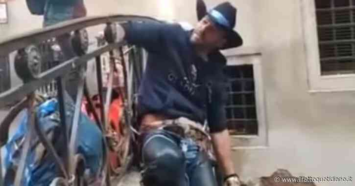 Venezia, straniero vestito da “cowboy” cammina sui bordi dei ponti e sui cornicioni dei b&b. Residenti su tutte le furie: il video