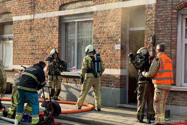 Twee huizen onbewoonbaar na zware keukenbrand, in totaal vier woningen beschadigd: “Vuur sloeg over de daken”