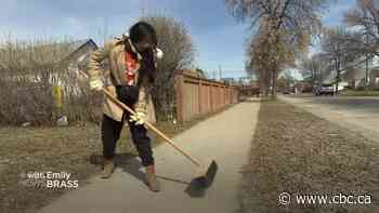 Winnipeg students grab brooms, pick up post-winter trash in West End