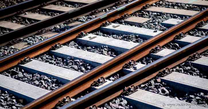 Metallteil auf Gleisen gefährdet Bahnverkehr in Unterfranken