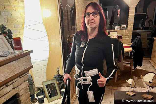 Tania (53) kan voor het eerst in jaren weer de trap op, met dank aan futuristisch pak: “Hier had ik nooit op durven hopen”