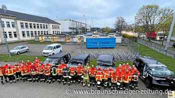 Schwülpers Feuerwehr besteht E-Auto-Test bei VW